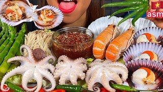 การกินหอยเชลล์ปลาหมึกยักษ์ เห็ดเข็มทอง พริกหน่อไม้ฝรั่งในซอสเผ็ดแดง ASMR