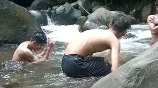 mandi disungai