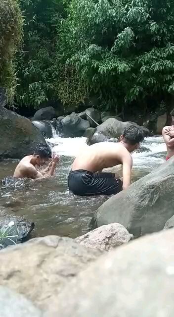 mandi disungai