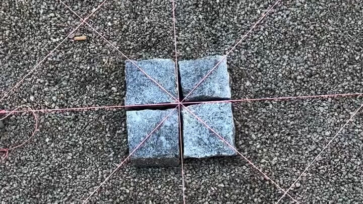 رصف الطريق بالحجارة الصغيرة