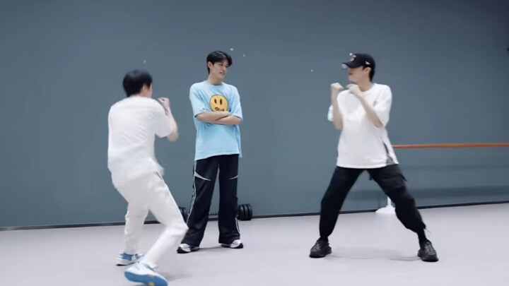 【تشانغ جي】إذا لم يكن تشانغ جي هو القائد الرئيسي في فرقة الفتيان في هذه الرقصة، فماذا يكون إذن؟