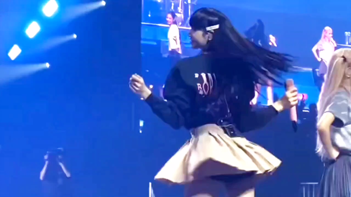 Lisa! Berhenti goyang pantat! Di luar semua orang penuh cinta!