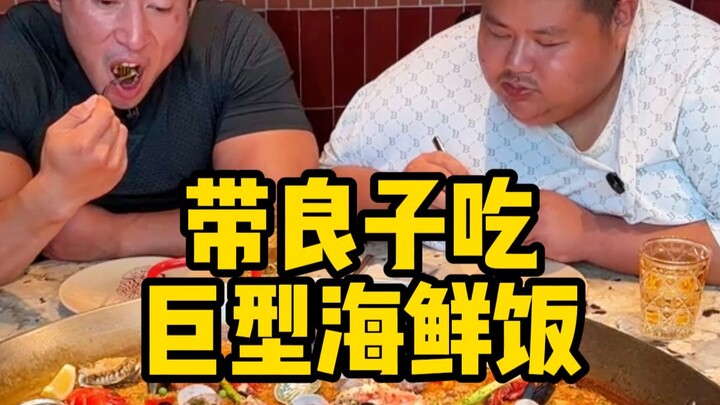 Anh em ơi, cơm hải sản gì mà 4.000 tệ, đợi đấy tôi sẽ luyện lại từ trên người Ryouko cho coi!