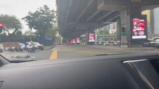 人性最大的恶莫过于恨你有、笑你无、嫌你穷、怕你富。人都是欺软怕硬的，喜欢在无权无势的人身上挑毛病，在有钱有势的人身上找优点。只要你足够强大，全世界都会为你让路