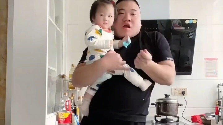 Selama empat tahun, tak seorang pun peduli dengan tarian itu. Namun suatu hari, si babi kecil memerc