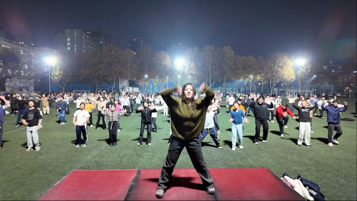رقصة الميدان لآلاف الأشخاص من جامعة شيآن جياوتونغ: أحدث رقصة “الضوء الأخضر” لسونغ يوتشي – الجميع يرق