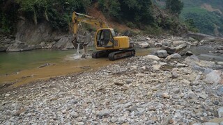 Cầu Chống Chơ đã thông được đường vào mỏ cát sạch cho dân bản rồi - Xi Măng sắt thép sẵn sàng