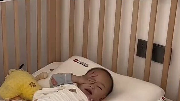 Con trai 1 tuổi 11 tháng tuổi của tôi có thể tự nấu bữa sáng, tự mặc quần áo, tự ăn và tự đọc sách. 