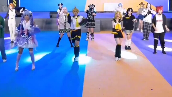 Tariannya kalah dengan atasannya, tapi versi "tarian utama" Kagamine Twins