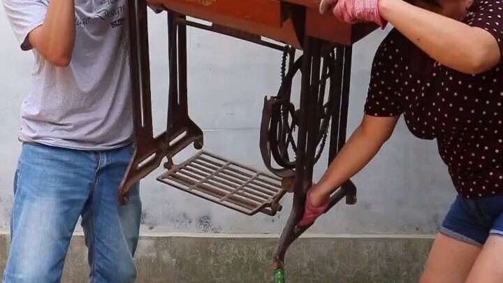 平衡术！！三个玻璃瓶竟能支撑，一个老式裁缝机！！！