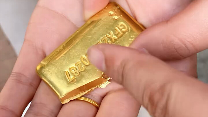 Ever seen someone sell gold while traveling? So extravagant!