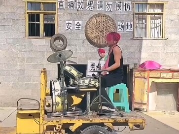 Guan Heng bounces around like crazy—just say it, isn’t Guan Guan awesome? Singing, dancing, playing 