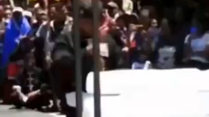 Even with a broken hand, I’ve got to hold on—my pride comes first.