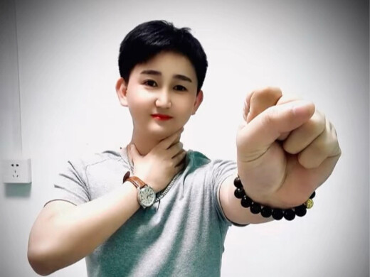 Super-masculine selfie pose for guys