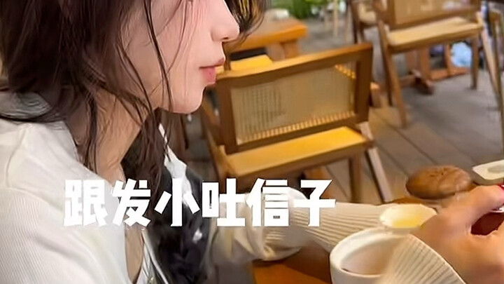 แลบลิ้นให้เพื่อนสนิทดู
