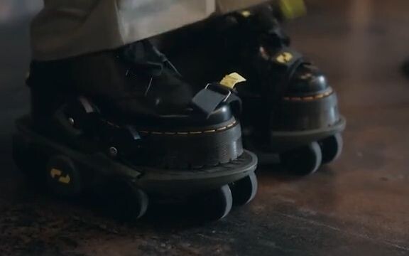 Diklaim sebagai sepatu tercepat di dunia, mampu meningkatkan kecepatan hingga 2,5 kali hanya dengan 