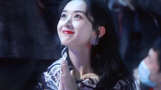 Một số người không cần phải nói gì cả, chỉ ngồi đó lặng lẽ và bạn không thể rời mắt khỏi họ.