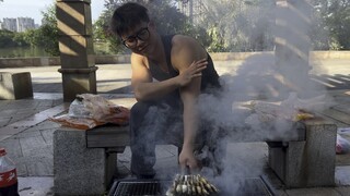 هذه السيجارة مزعجة للغاية، لكن السبب الوحيد هو أن الأجنحة لذيذة حقًا.