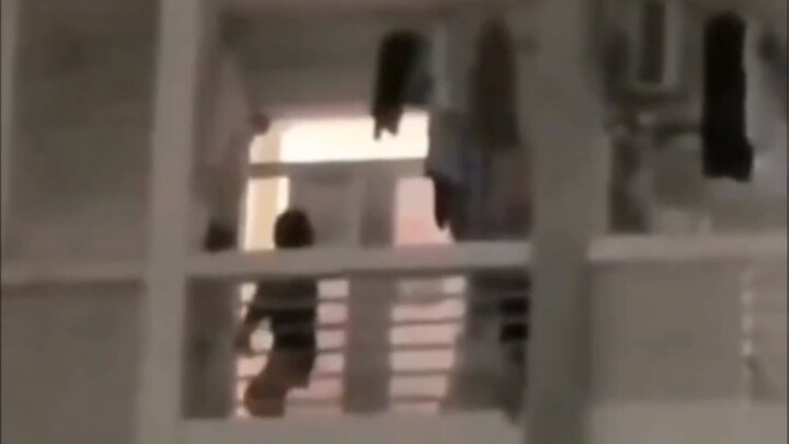 شخص واحد يرقص وحيدًا، والآلاف متحمسون. هذا هو شباب هذا العدد الكبير.