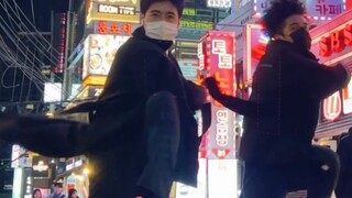 Dance Money dengan anggota grup tari Brasil di jalanan Gangnam di Seoul