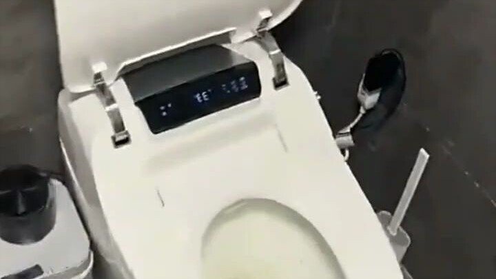 Toilet pintar yang baru saja dibeli