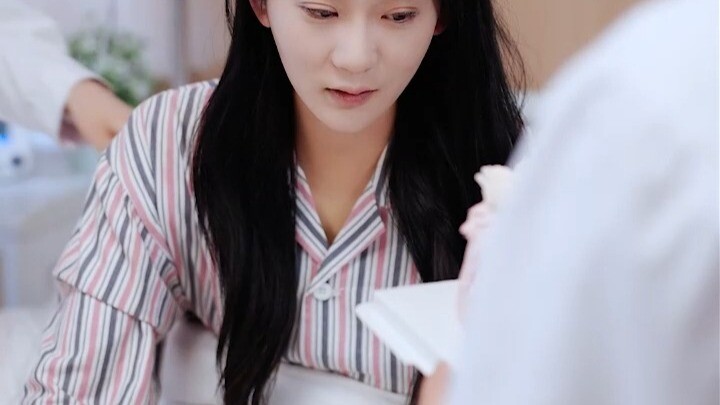 Trong hội thảo bị sỉ nhục trước đám đông, ngay giây sau thi thể được đưa vào khiến cả hội trường xôn