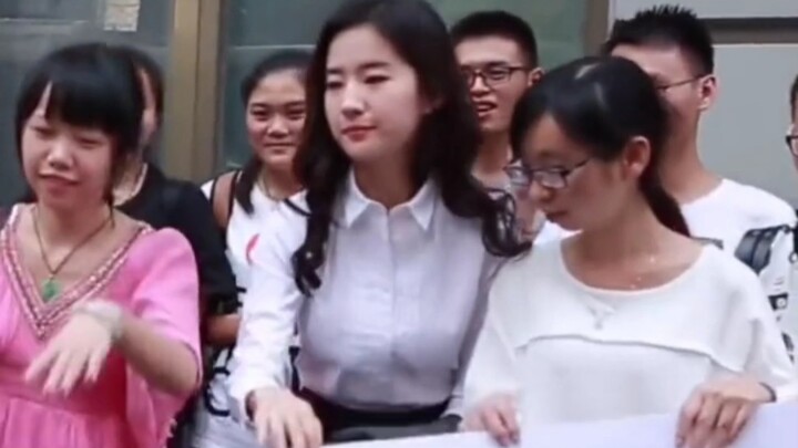 เราโชคดีได้รับความโปรดปรานจากหลิวอี้เฟย ฝันถึงเธอก็ยังหัวเราะตื่นเลย ฮ่าๆๆๆ