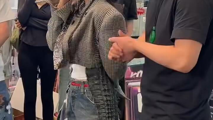 Angelababy: A down-and-out phoenix is no match for a chicken—fans in Ximba’s livestream chanted “Bos