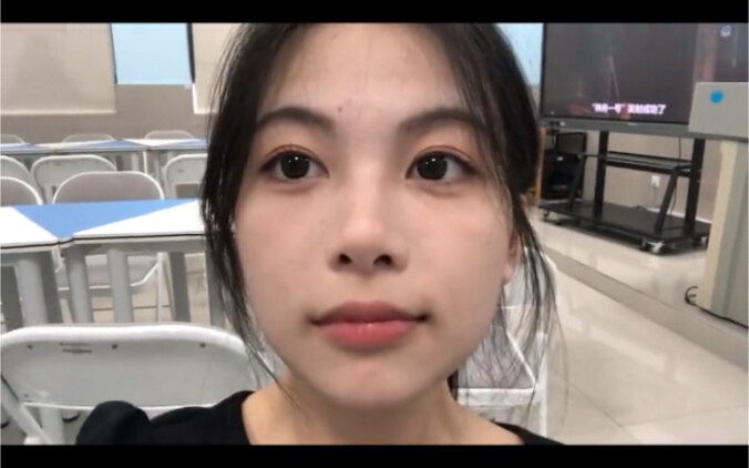 Buồn chán nên quay luôn quá trình trang điểm