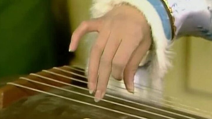Lin Daiyu can play the piano. Baoyu knew it for the first time and was amazed by the sound of the pi