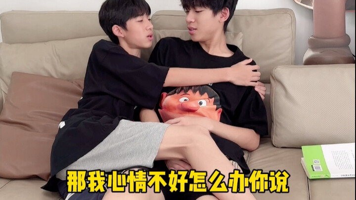 Keuntungan jadi adik tuh bisa minta uang saku sama kakak!