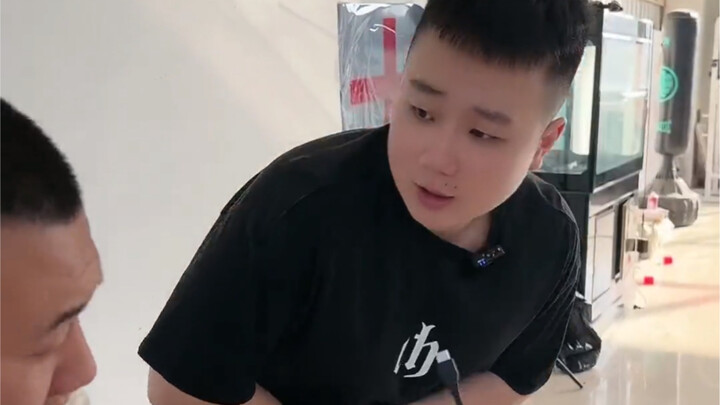 พี่น้องทั้งหลาย ไอ้หนุ่มนั่นมันเริ่มมาดึงวิดีโอของผมไปอีกแล้ว ช่วยแจ้งร้องเรียนมันทีนะ