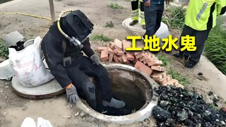 "شبح المياه في موقع البناء" يخاطر بحياته من أجل المال! يستبدل رأس الحفر، ويربح 20 ألفاً إذا صعد، وإل