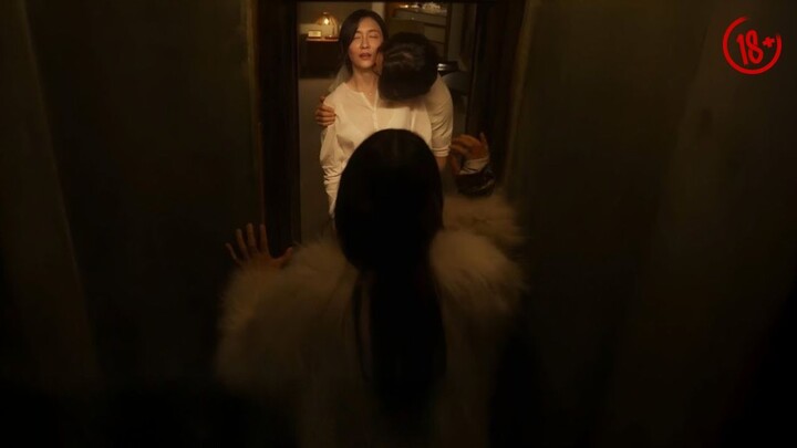 Liat suaminya main kuda-kudaan dengan cewek lain dari balik tembok ruangan rahasia🥵