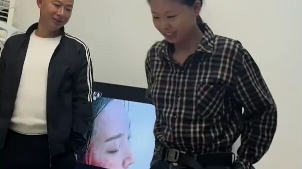 Khi tôi bắt chước bố chơi bài: Thua và thắng khác nhau thế nào! Mẹ cười sảng khoái quá…