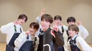 『TWS』ไม่นะ พวกนาย Pledis ยังสามารถเต้นรำเป็นกลุ่มโดยใช้ดาบข้ามกลุ่มได้ด้วย
