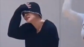 Nghe nói mỗi khi có bài hát mới đều tranh nhau thách đấu với anh ấy