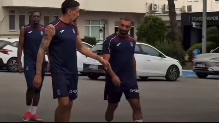 محمد صلاح أثناء التوجه لملعب التمرين
