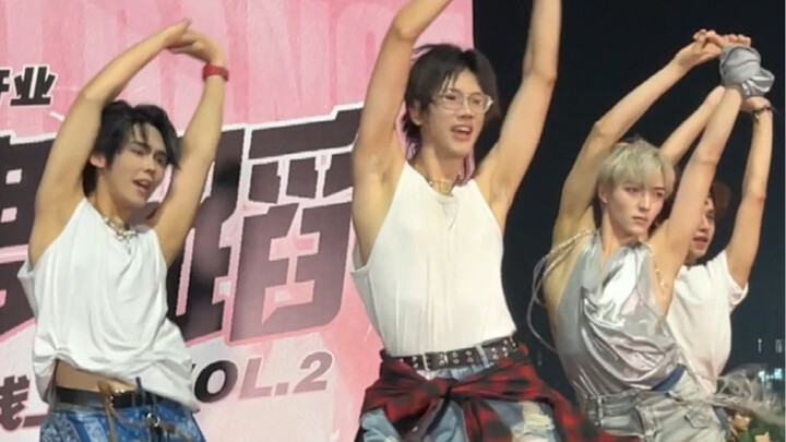 All men are smart! 1.8-meter-tall man passionately twists his hips!