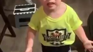 两岁萌娃控诉妈妈直接去上班，没有亲亲……