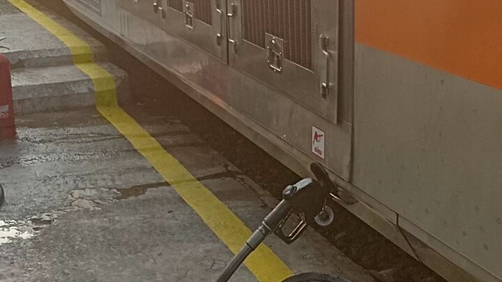 Pengisian Bahan Bakar HSD untuk Kereta Api Turangga relasi Bandung - Surabaya Gubeng