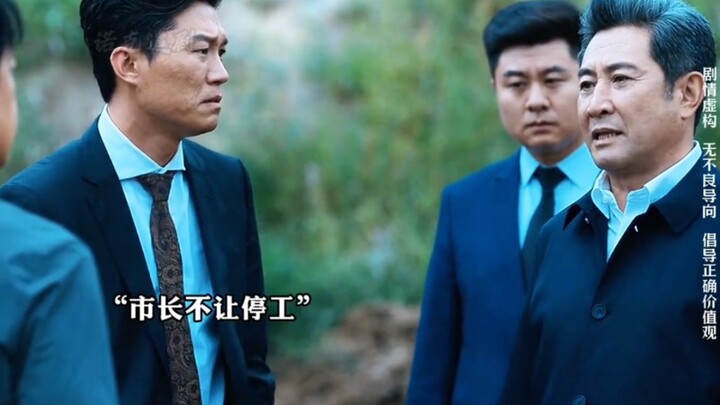 The seemingly kind older brother is actually a ruthless killer behind closed doors—truly terrifying!