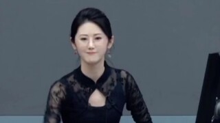 11月21日北京，一抬手就是几百万拍卖师完全的诠释了什么是东方美女，温柔中又带的飒气干脆利落