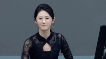 11月21日北京，一抬手就是几百万拍卖师完全的诠释了什么是东方美女，温柔中又带的飒气干脆利落