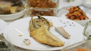韩国人真是够了，全家吃饭就着半条煎鱼，还要吃两碗米饭！