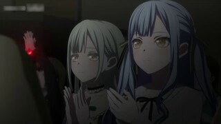 soyo: The lead singer Xiao Deng is thinking about the lyrics. I'd like to take this opportunity to t