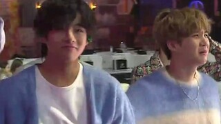 [BTS] عندما أراد تايهيونغ أن يمسك بيد بعضهما، كان لجونغكوك ويونغي رد فعل مختلف تمامًا في حفل توزيع ج