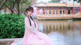 Aku lebih suka menari di tengah hujan bunga sakura di bulan Maret