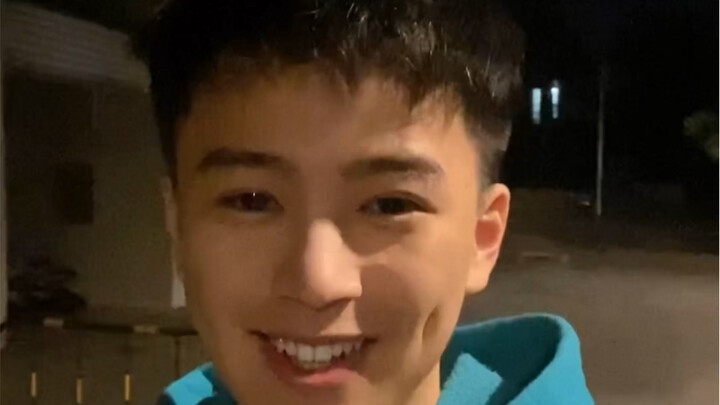 سعيد جدًا، أحمل الحظ السعيد!