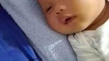 個細路仔瞓緊覺。